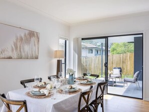 Dining - Cozy 4BR Retreat: Workspace Near Shops & Highways (Calamvale)