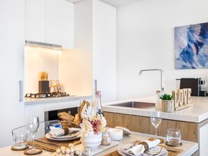 ثلاجة، ميكروويف، فرن، موقد طهي مسطح