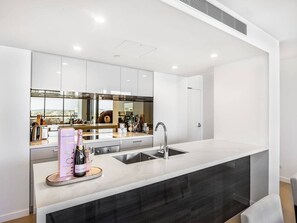 ثلاجة، ميكروويف، فرن، موقد طهي مسطح