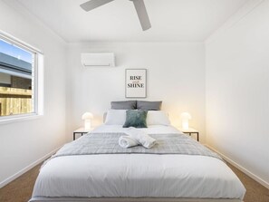 4 bedrooms, desk, iron/ironing board, free WiFi - Well-decorated 4BR Family home steps to mall (Browns Plains)