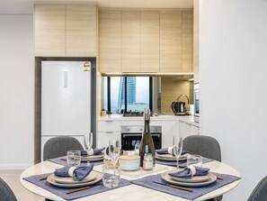 Kjøleskap, mikrobølgeovn, ovn og kokeplater