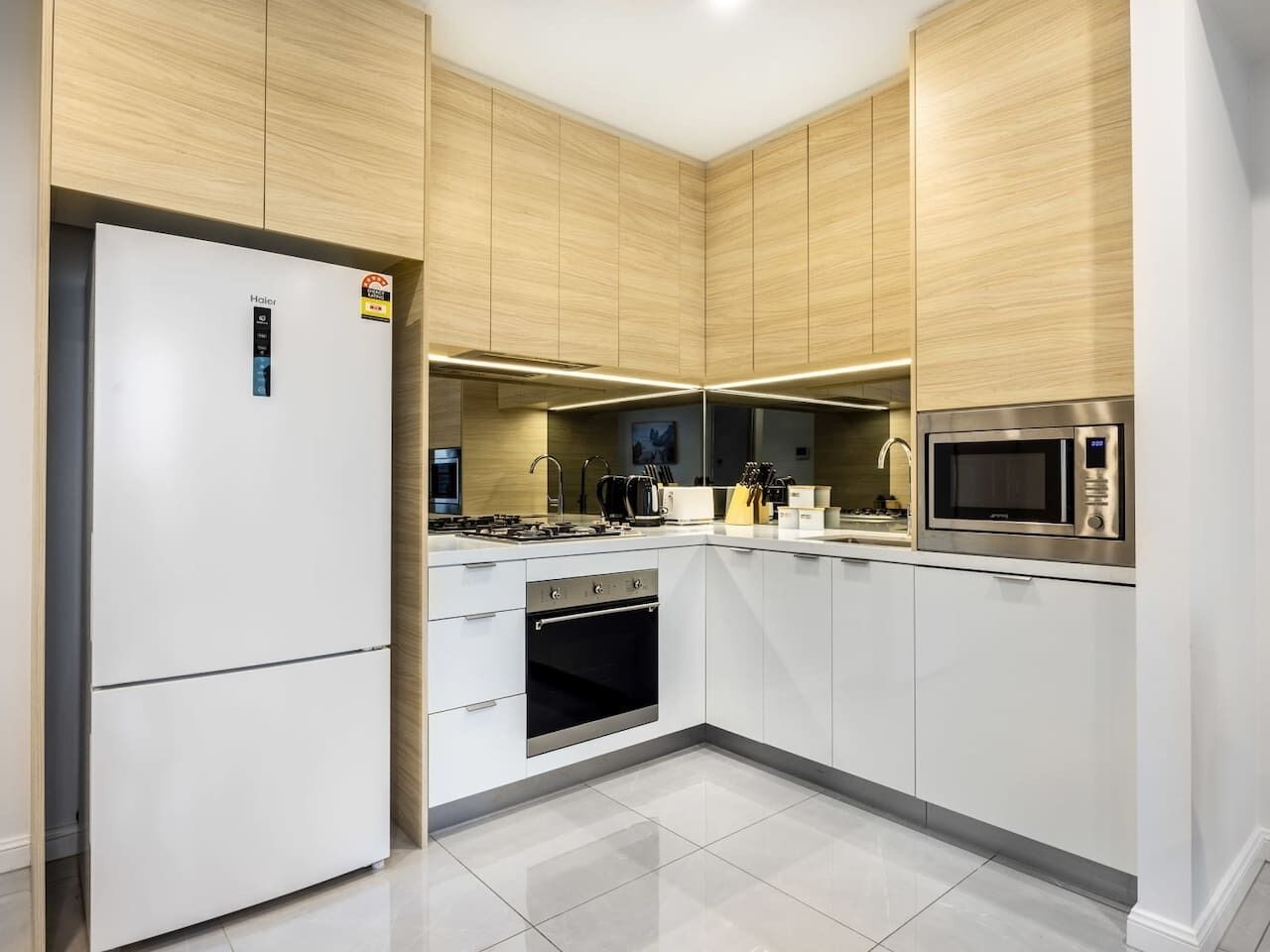 Kjøleskap, mikrobølgeovn, ovn og kokeplater