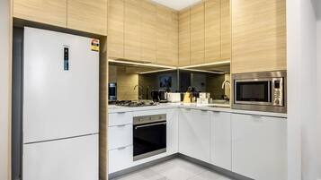 Kühlschrank, Mikrowelle, Ofen, Herdplatte