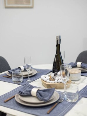 Dining - Steps to beach and cafes w/ Gym & Sauna Room (Surfers Paradise)