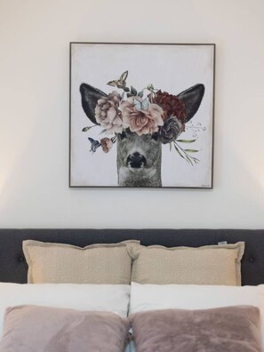 Desk, free WiFi, bed sheets - Old Time Charm! Carpark+Wifi, Central BNE 2BR Apt (South Brisbane)