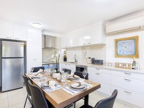 Frigorifero, microonde, forno, piano cottura