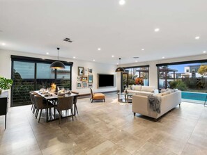 TV - Sublime Contemporary Designer Villa w/Pool (Rochedale)