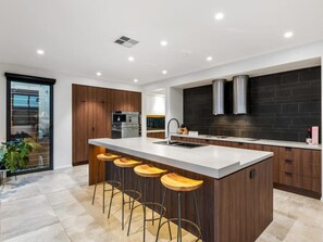 Een koelkast, een microgolfoven, een oven, een kookplaat