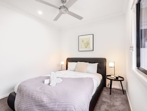 2 chambres, bureau, fer et planche à repasser, accès au Wi-Fi (inclus)