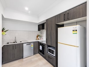 Réfrigérateur, four à micro-ondes, un four, surface de cuisson
