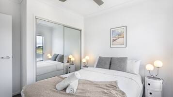 5 Schlafzimmer, Schreibtisch, Bügeleisen/Bügelbrett, kostenloses WLAN