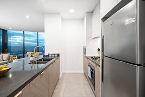 冷蔵庫、電子レンジ、オーブン、コンロ