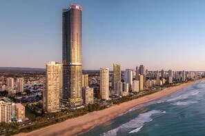 Overlooking the bustling city and wide beachfront, this hotel offers stunning views of the ocean.