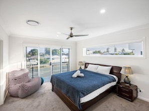 4 bedrooms, desk, iron/ironing board, free WiFi - 4BR Cozy house 5mins to beach (Surfers Paradise)