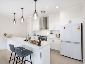 冷蔵庫、電子レンジ、オーブン、コンロ