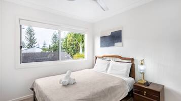 4 bedrooms, desk, iron/ironing board, free WiFi