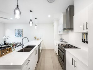 Fridge, microwave, oven, stovetop - 4BR Cozy house 5mins to beach (Surfers Paradise)