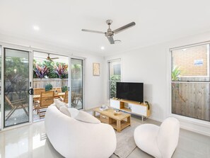 TV - 4BR Cozy house 5mins to beach (Surfers Paradise)