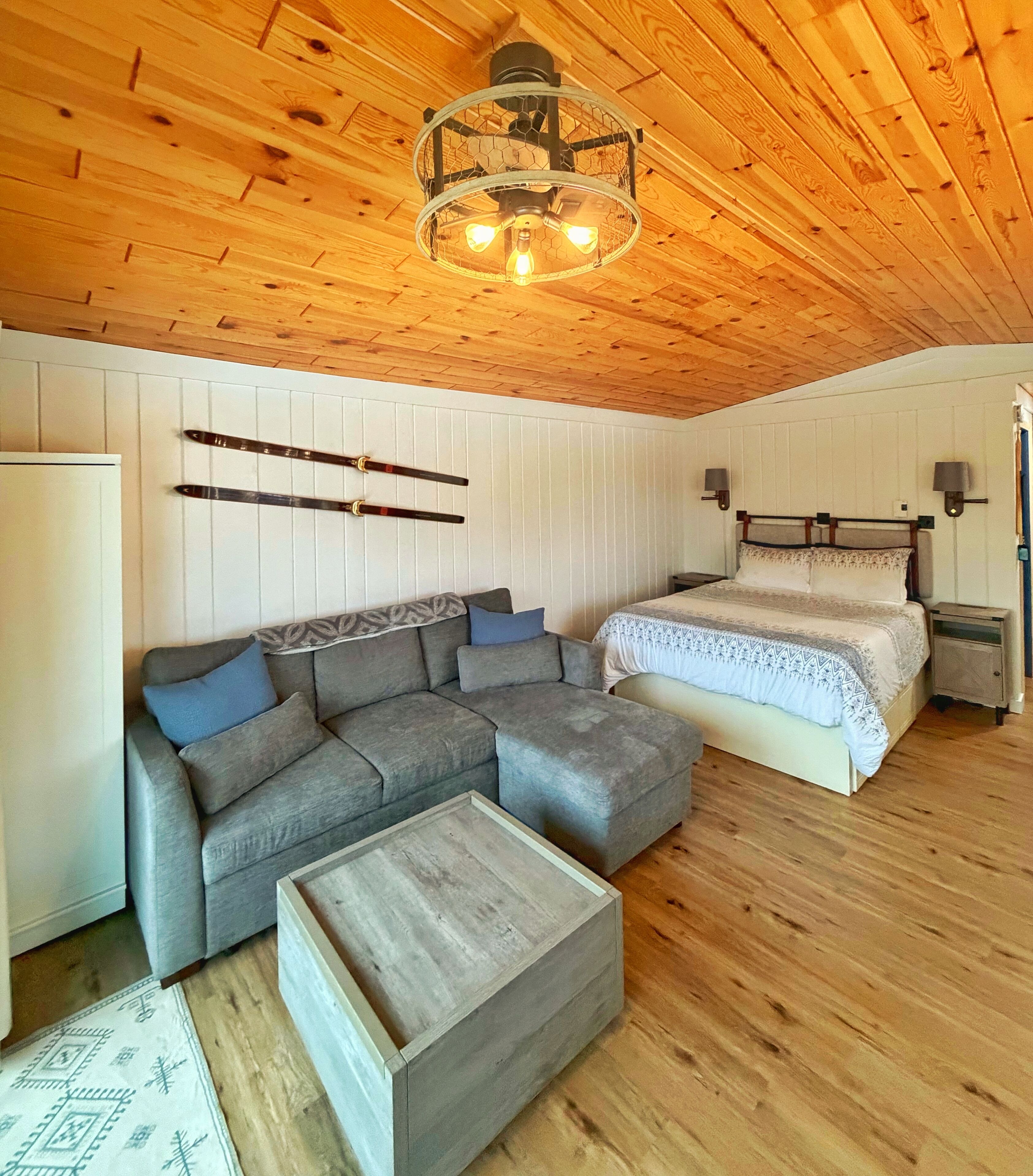 Summit Village Condo Short Walk To Lakeview Hotel Pool, Tubing Hill & Shantytown - Torch Lake, MI