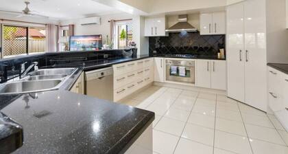 Private Cinema! 5Beds Spacious Villa Near Shops