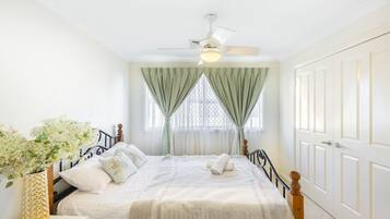 4 bedrooms, desk, iron/ironing board, free WiFi