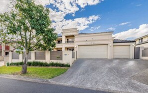 Exterior - Private Cinema! 5Beds Spacious Villa Near Shops (Calamvale)