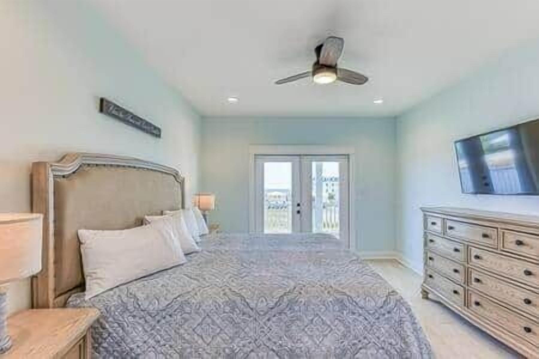 6 bedrooms, iron/ironing board, WiFi, bed sheets