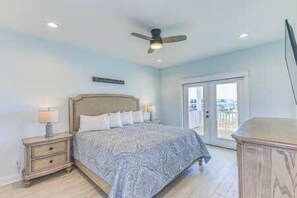 6 bedrooms, iron/ironing board, WiFi, bed sheets - it's Fox O'Cock Somewhere–Family-Gulf Escape- (Gulf Shores)