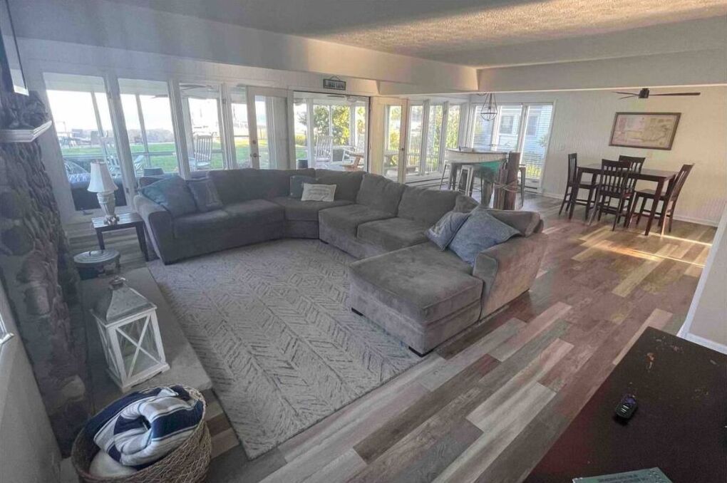 TV connectée, cheminée, lecteur de DVD, livres