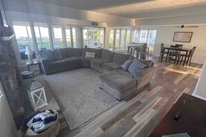 TV connectée, cheminée, lecteur de DVD, livres