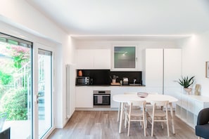 Fridge, microwave, oven, stovetop - Studio apartment with lakeview terrace (LA PALMA 3) (Collina d'Oro)
