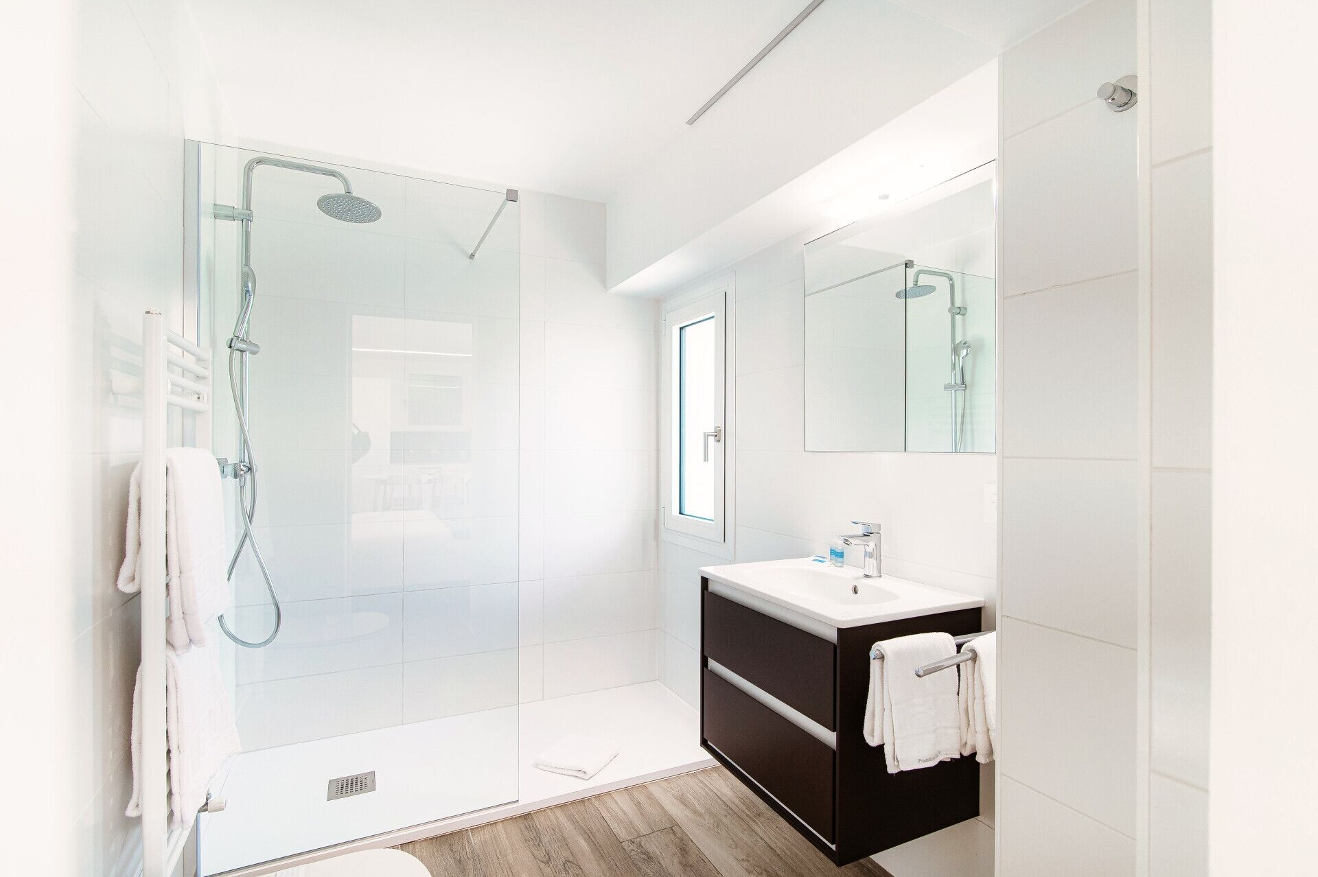 Een douche, een haardroger, handdoeken, zeep