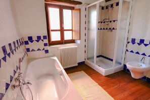 Shower, bidet, towels