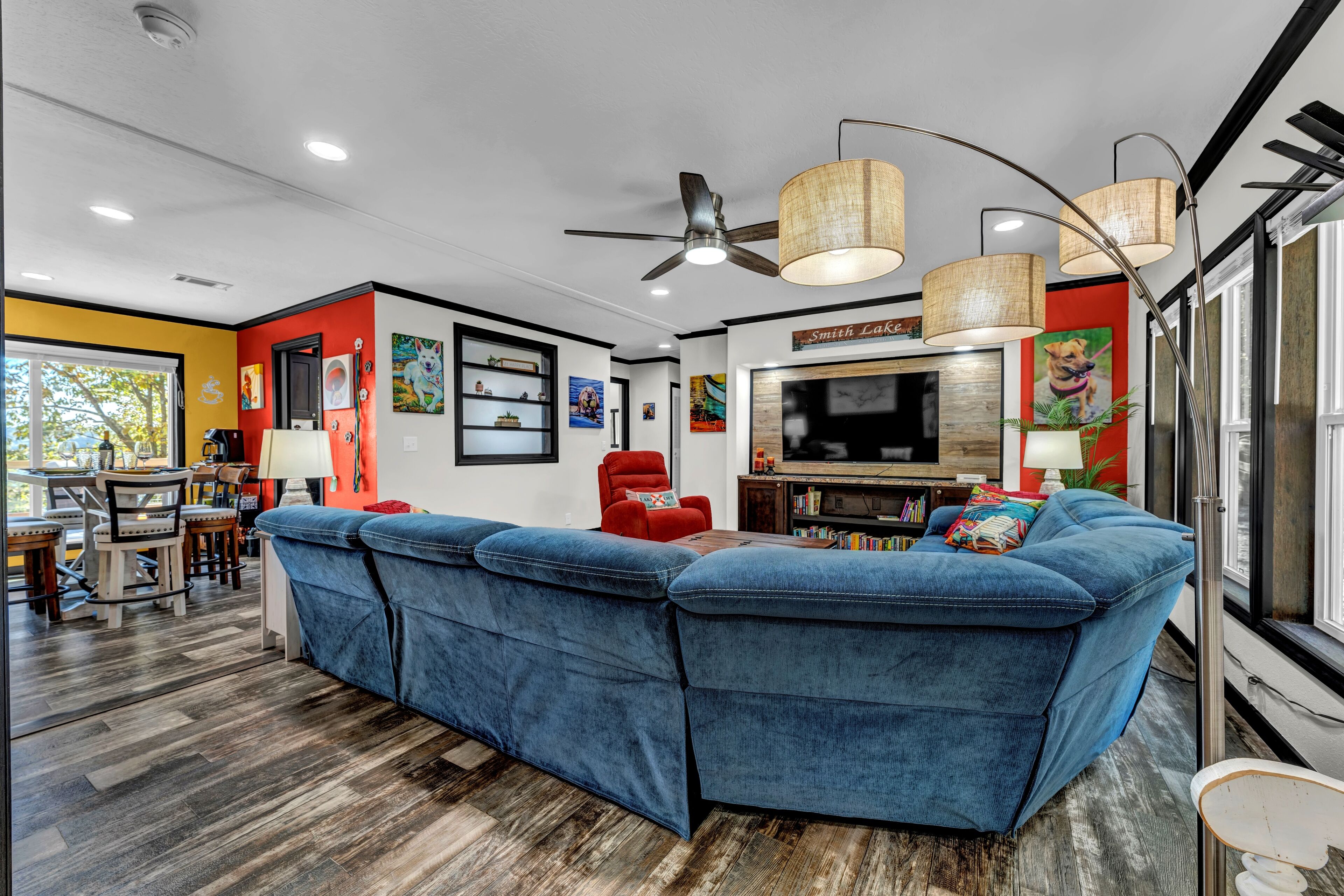 Smart TV, libri, impianto stereo, stampante