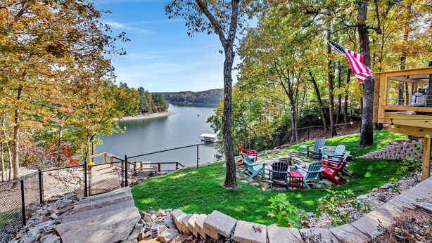 Um deck à beira do lago com área de estar externa e uma bandeira.