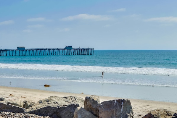 Sun-loungers, beach towels - Luxe Beach House w/ Ocean Views (San Clemente)
