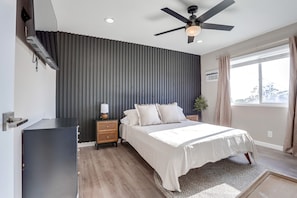 4 bedrooms, desk, iron/ironing board, travel cot - Luxe Beach House w/ Ocean Views (San Clemente)