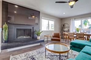 Smart TV, fireplace, books - Luxe Beach House w/ Ocean Views (San Clemente)