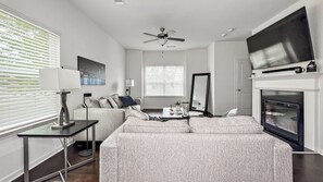 Living area - 4BDRM 4BATH Airport Hideaway (Fairburn)