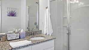 Dusche, Haartrockner, Handtücher, Seife