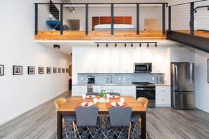 Fridge, oven, stovetop, dishwasher