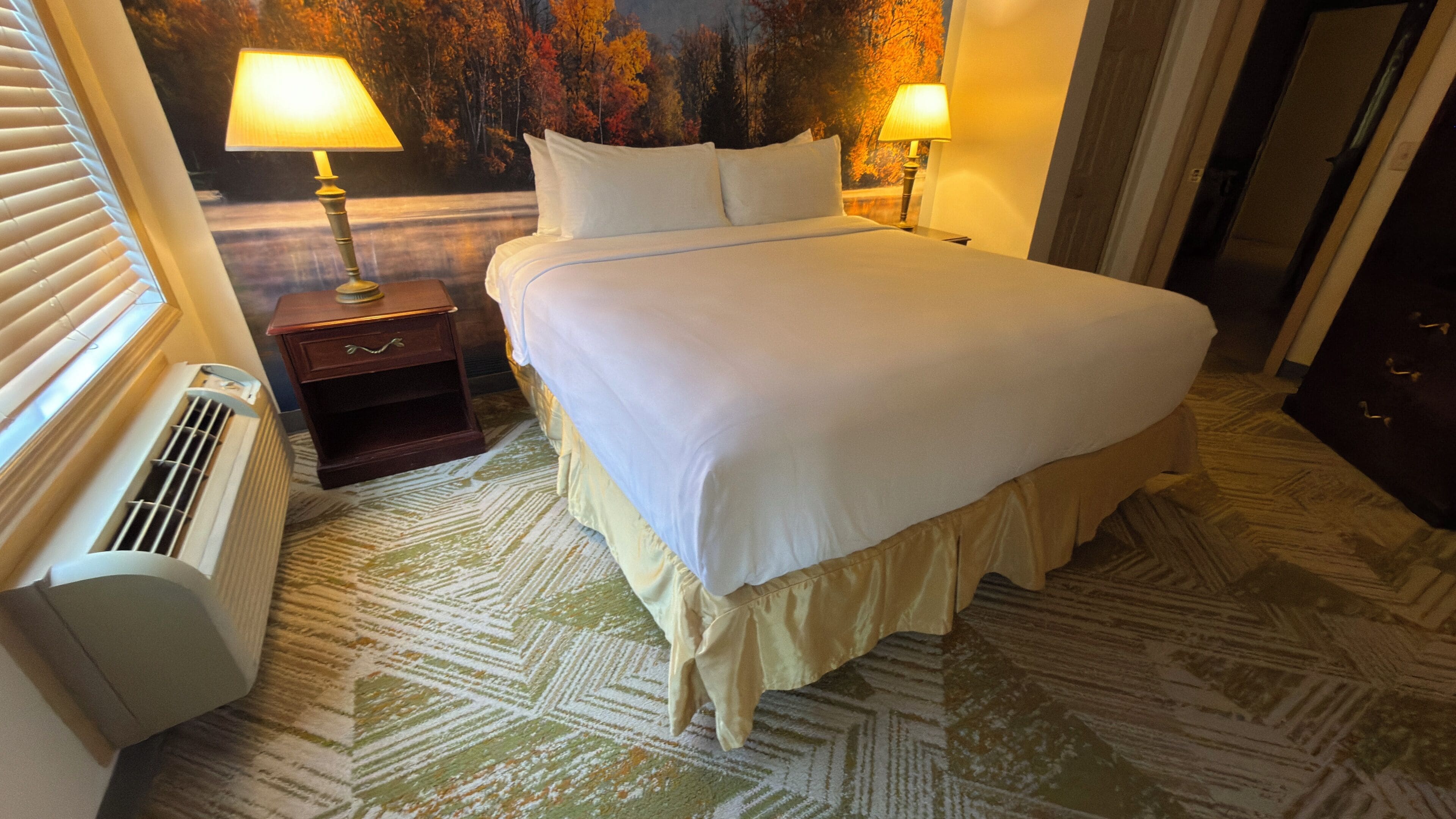 Deluxe Suite, 1 King Bed, Non Smoking | 1 bedroom, in-room safe, desk, blackout drapes