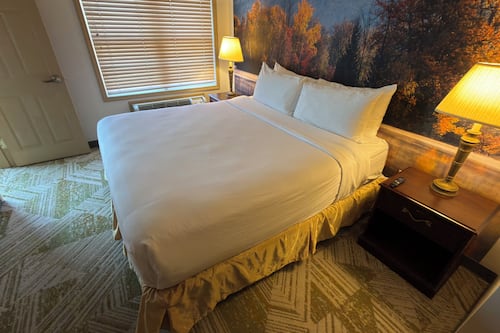 Suite Deluxe, 1 cama de matrimonio grande, no fumadores | 1 dormitorio, caja fuerte, escritorio y cortinas opacas