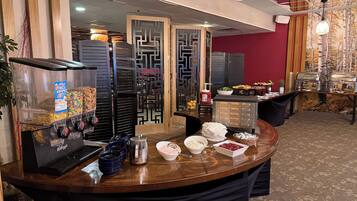 Se ofrece un desayuno bufé (30 USD por persona)