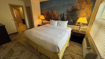 Willow Brook One Bedroom | 1 slaapkamer, een kluis op de kamer, een bureau