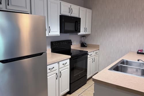 Frigorífico, microondas, horno y placa de cocina