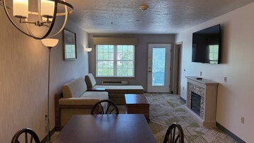 Willow Brook One Bedroom | Opholdsområde | 65-tommers LED-tv med kabelkanaler