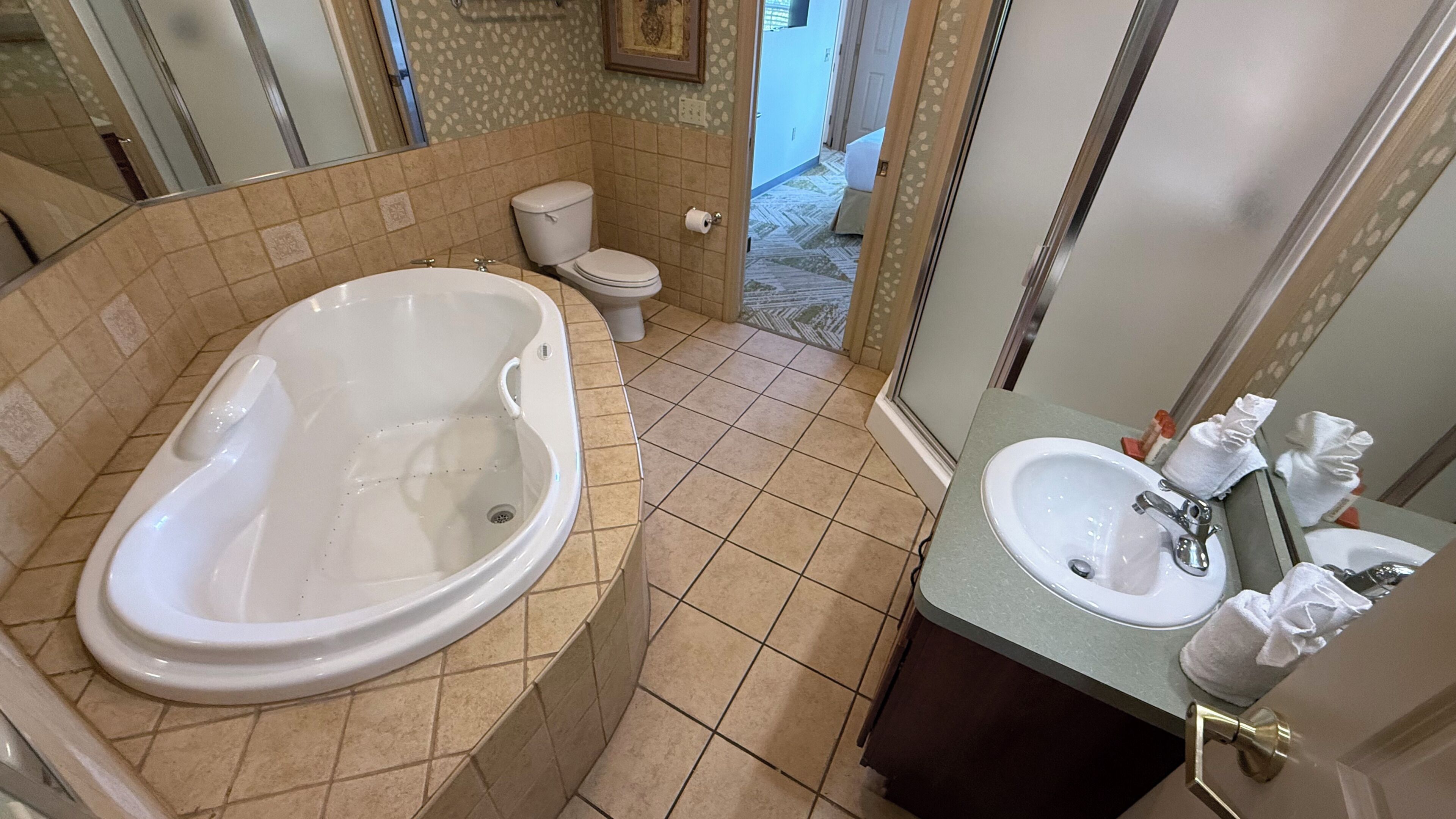 Une salle de bain équipée d’une baignoire, de toilettes, d’un lavabo et d’une douche.