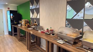 Se ofrece un desayuno bufé todos los días (por un coste adicional)