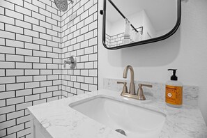 Douche, serviettes fournies, savon, papier toilette